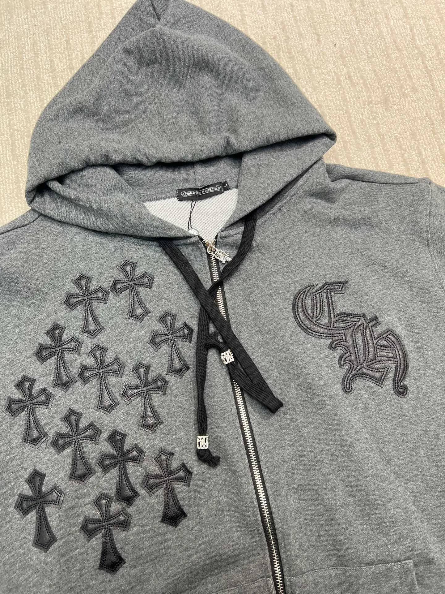 P340 𝗖𝗵𝗿𝗼𝗺𝗲 𝗛𝗲𝗮𝗿𝘁𝘀Cro Heart pure cotton terry zipper hooded jacket, a must-have item for men and women's light luxury commuting, high weight cotton double yarn 380g large terry fabric, fixed and dyed matching ribs, customized full set of accessories, clear letters and perfect restoration without difference. High-end atmosphere and full grade! The entire dress is exclusively customized with heavy craftsmanship, including burnt flower appliqué, leather embroidery and cross craftsmanship, perfectly combined with precise stitching! All wiring is special machine chain double wire, absolutely high quality craftsmanship!  Size: M L XL XXL
